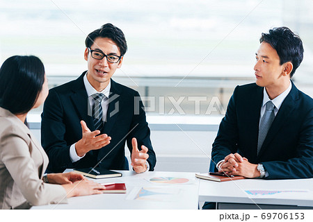 ブラック 黒 スーツ・ダークスーツのビジネスシーンでの着こなし方 - ENJOY ORDER Magazine