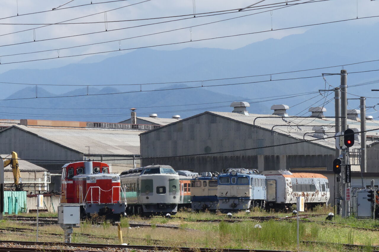 信濃追分付近の廃車ヤード