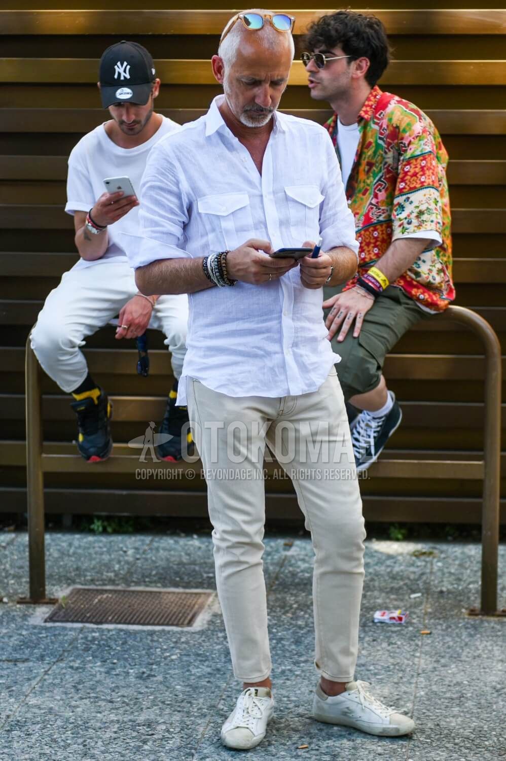 チノパン×白シャツ コーデ特集！キレイめな春夏の着こなし&おすすめアイテムを紹介メンズファッションメディア OTOKOMAE男前研究所