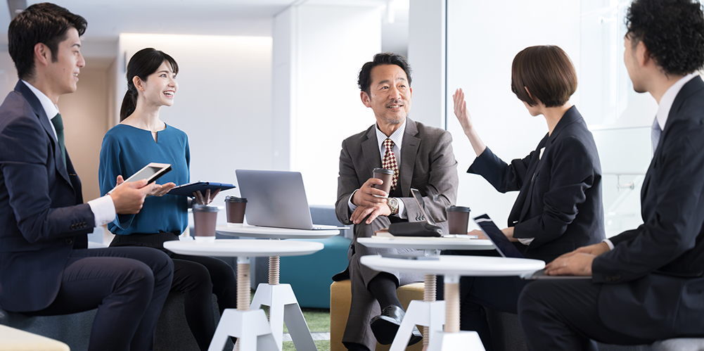 セミナー会議で会議をしているビジネスパーソンのグループ。社員教育研修で講師の話を聞く聴衆。専門家のスピーカーによるオフィスワーカーコミュニティサミットフォーラム。の写真– Unsplashの出来事の画像