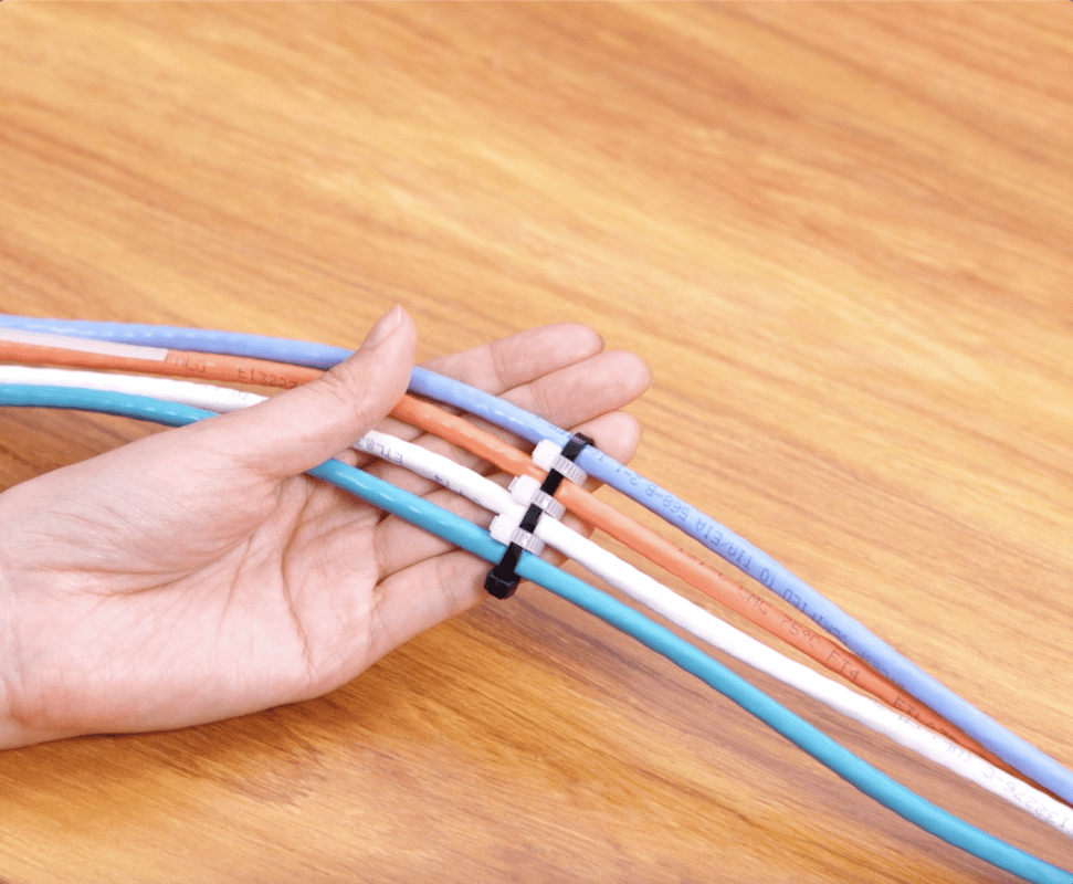 3COINS 驚きビフォーアフター！ぐちゃぐちゃ配線をすっきり収納サンキュ！STYLE