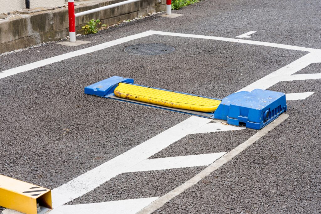 駐車場の必需品エクステリア。おしゃれな「車止め・車止めポール」SOTOHANコラム外構工事・エクステリア工事相場価格がわかるサイト