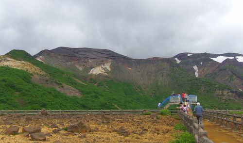 蔵王エコーライン駒草平 駐車場から見た夜景 遠すぎるのか？ホント下手っぴで 設定も何が良いやら分からない まま撮影本当は御釜に行って夕暮れの撮影しに行きましたが、視界ゼロガス晴れず諦めて、帰り際に撮影してきました😭 夜景、星空撮影は向いてないかも？ですね😅