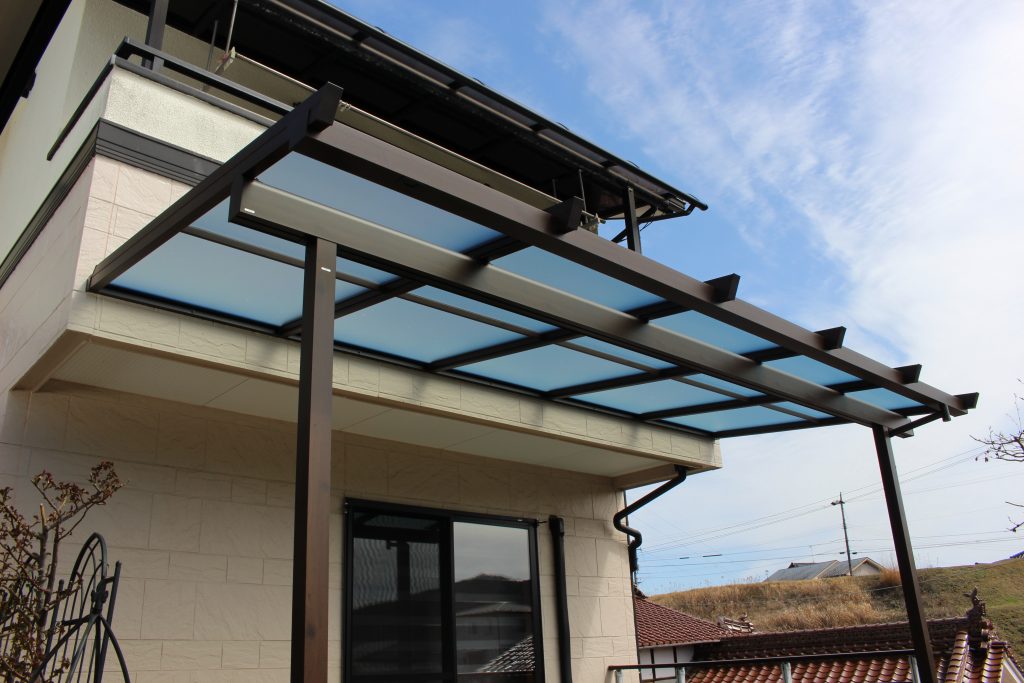 大胆なデザインのカーポートとテラス屋根が緑に映える空間 野洲市京阪グリーン滋賀・京都・大阪のエクステリア・ガーデン・外構工事