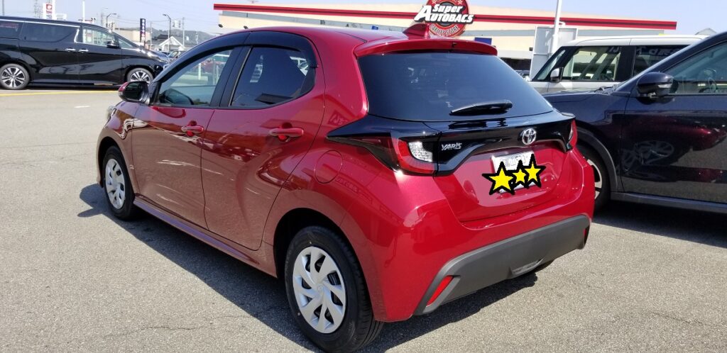 これが量販モデルか!? トヨタ・C-HR、赤×白ツートンカラーの画像流出clicccar.com