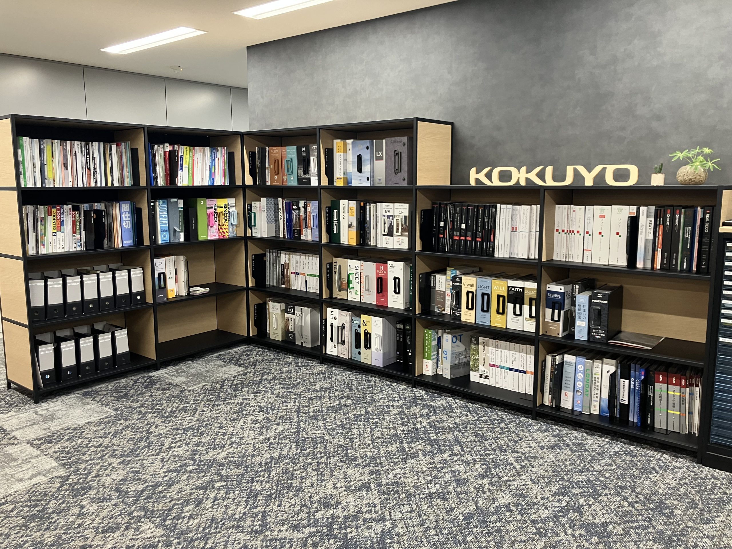 アメリカ定番 オフィス収納 バンカーズボックス デコレイトキャビネット 手紙、郵便物、カタログシート、フォームなどのオフィス書類を収納並行輸入品ピンストライプ