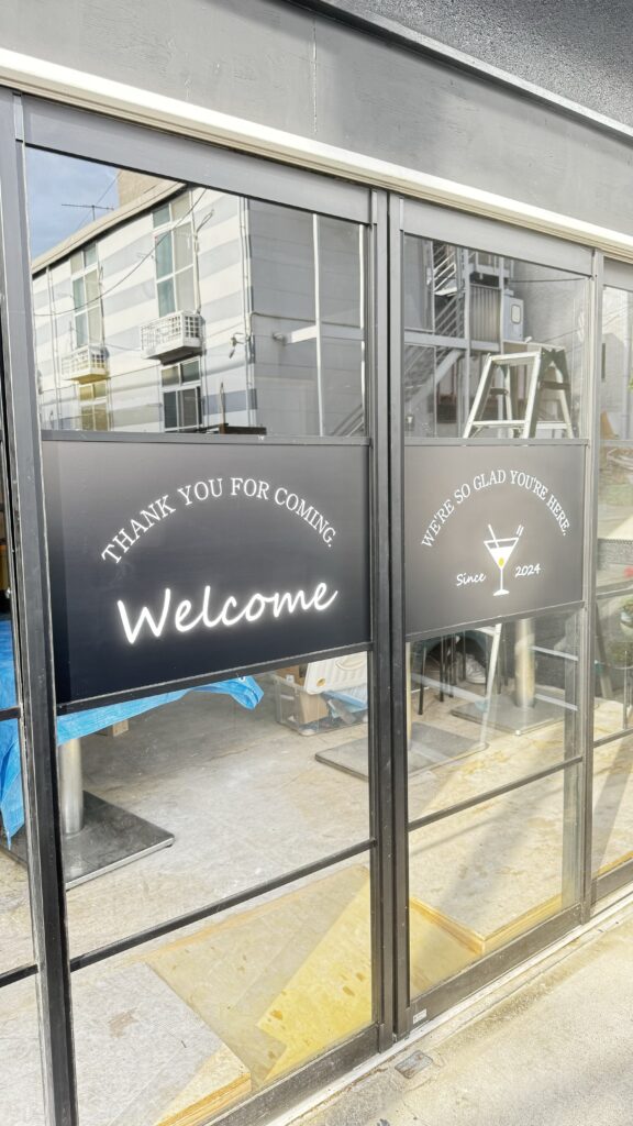 カッティングシート お洋服のリフォーム店様の店舗入口用切り文字の製作・施工事例をご紹介します。 - 看板王国看板王国