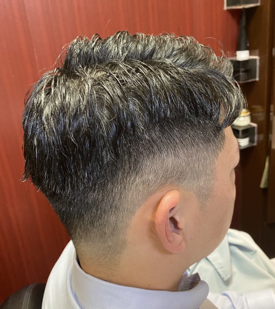 ベリーショート 20代30代40代 ツーブロック フェードカットヘアスタイル新潟、新潟市の理容室、床屋 HAIR&GROOMINGYOSHIZAWA Inc.BANDAI ヨシザワインクバンダイ ビジネスマン・大人の男性に大人気メンズグルーミングサロン