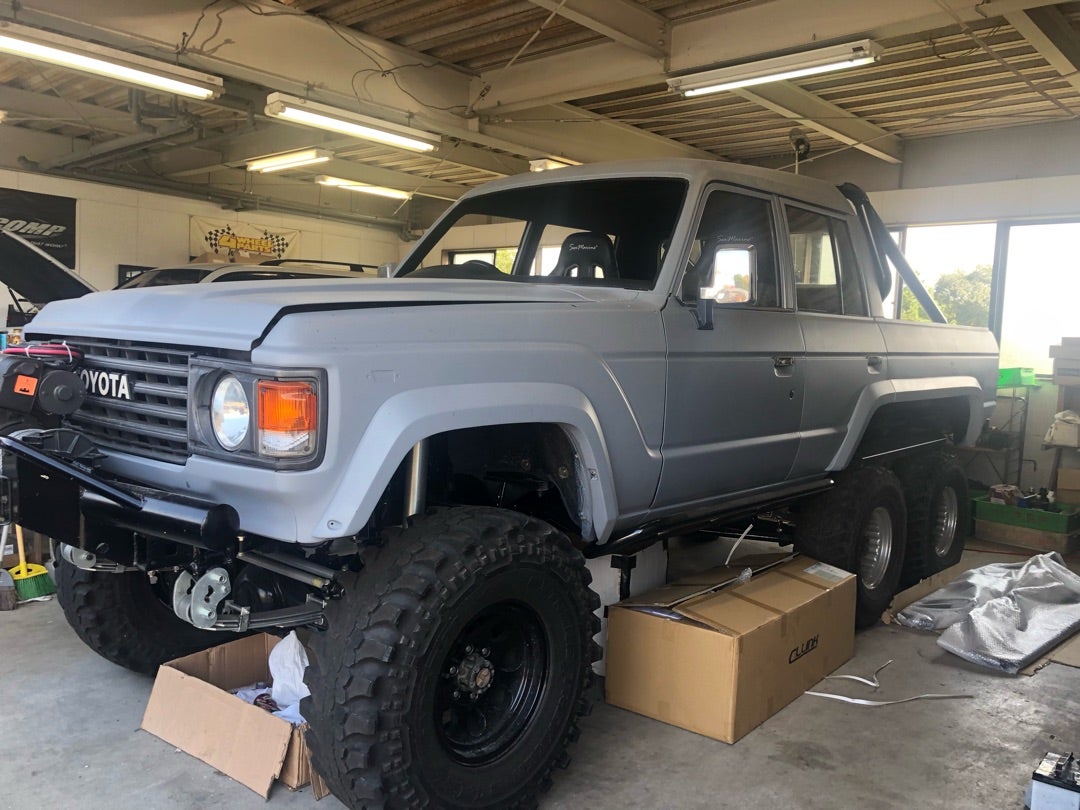 カスタム. LANDCRUISER GDJ76 再再販70 . 昨年のイベントにて お会いしたGDJ76オーナーさま 納車後、速攻ネオへ🚗💨. バンパーのデザインを頂き ワンオフにて製作させて頂きました🤗 . 今、現在は フォグの配線工事をさせて頂いております 今、しばらくお待ちください