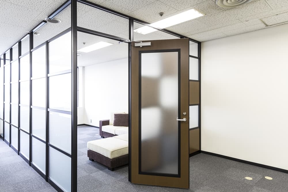 ノティオ2 アジャスター付きT字脚ミーティングテーブル 幅2100 奥行900 高さ720 NTO-2190TTAJ 通販 - 会議用テーブル・会議机・長机オフィス家具のカグクロ