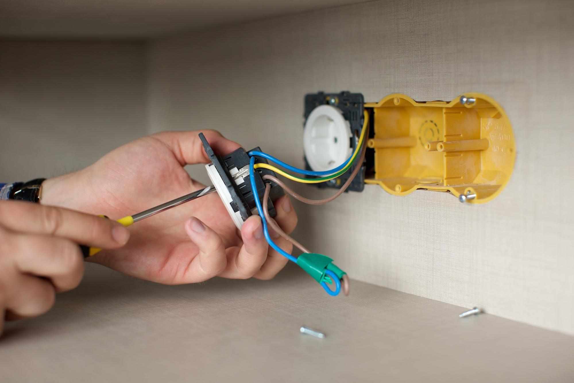 電気の引き込み工事の費用はいくら？相場・内訳・節約のコツまで徹底解説 - セーフリ