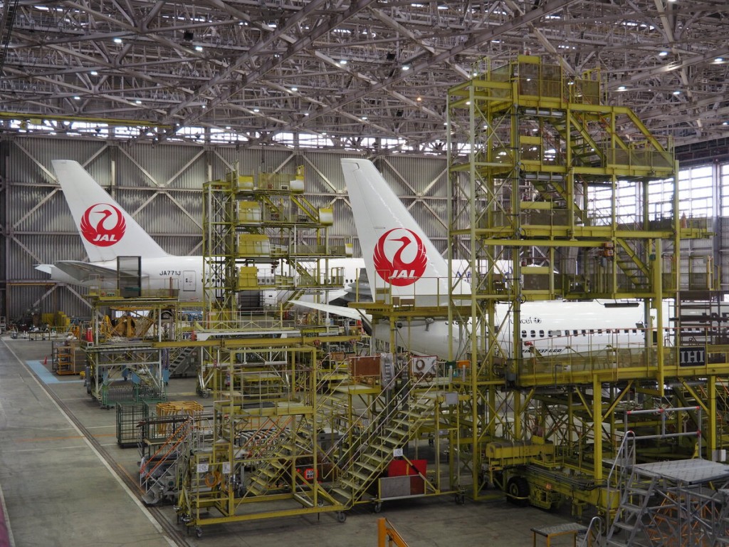 日本飛行機株式会社厚木工場を視察しました。首相官邸ホームページ