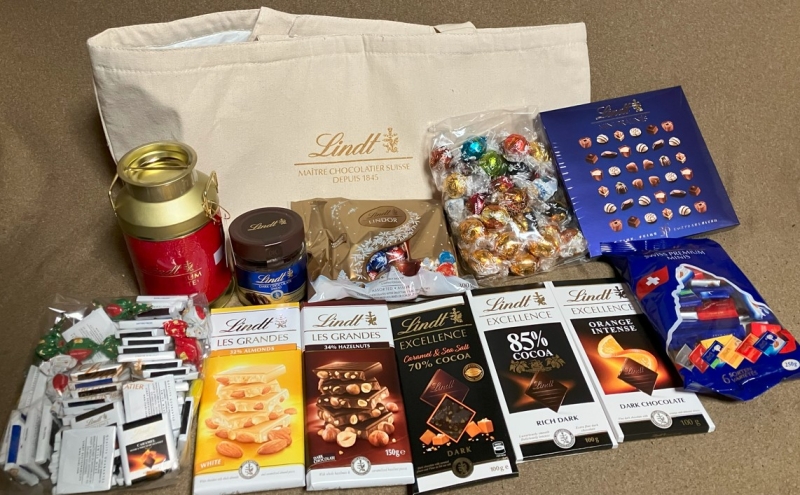 リンツ福袋2025 圧巻! リンドール130個入り「Lサイズ」15000円 中身ネタバレ開封レビュー - ランチバッグ