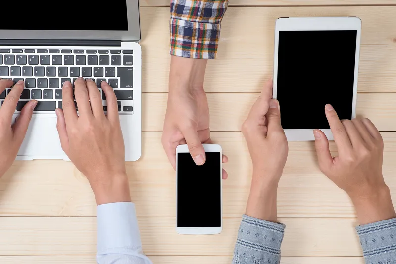 社用携帯は取り入れるべき？メリット・デメリットや注意点を解説