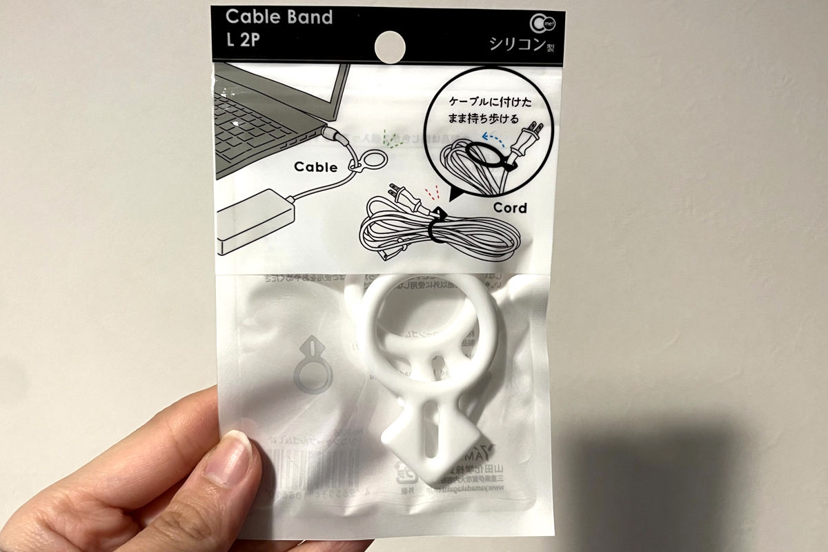 セリア「壁用コードピンフック」＊まさに救世主！粘着テープがつかない壁もスッキリ♪ : ＊ゆるーくおうちのことを考えるブログ＊ Powered byライブドアブログ