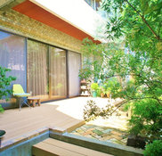 🚗 駐車場のリフォーム工事が完了しました！LIXILプラスg を使用して、セミクローズ外構 が完成しました！程よく目隠し効果のある縦格子のスクリーンと合わせてセラミックタイルや照明を組み合わせることで高級感ある空間を実現しました！ ホームページでは様々な