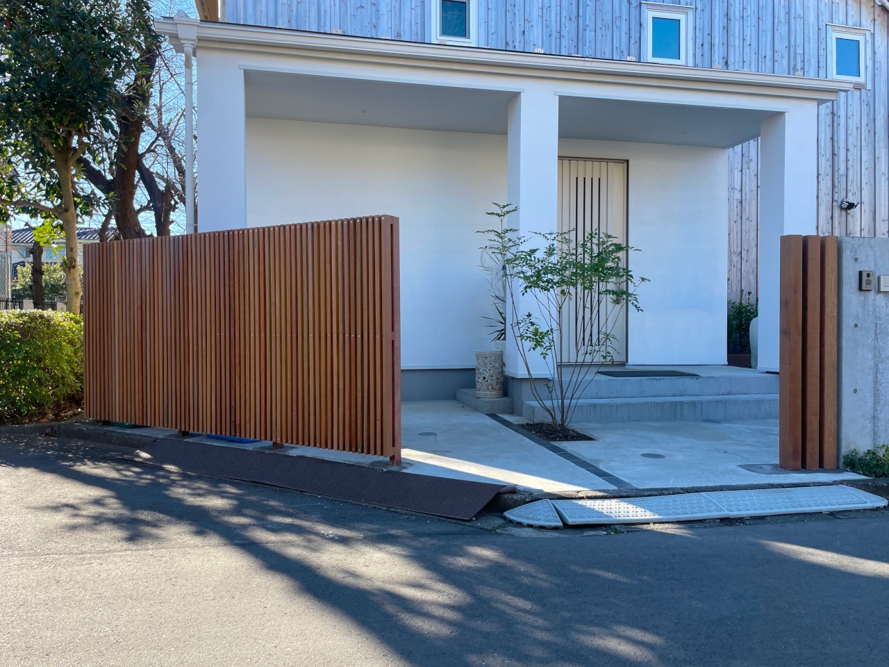 駐車場スリットに乱形石と花壇横浜市都筑区の庭の設計・ガーデン・外構・エクステリアのSCHOP スコップ