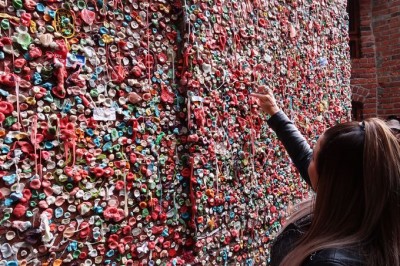 ガムウォール🇺🇸 壁パッと見かわいいけど全部噛み終わったガム😳 映画館を待つ客が壁にガムを貼り付けたことが発祥らしい！usausatripbaseballseattlemarinersgumwall海外旅行旅スタグラムアメリカシアトルシアトル旅行ガムウォール映えスポット