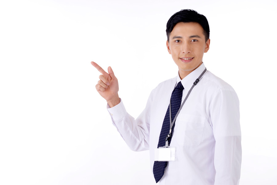 大空の下で遠くを指差す上司と二人の部下 10161001851 の写真・イラスト素材アマナイメージズ