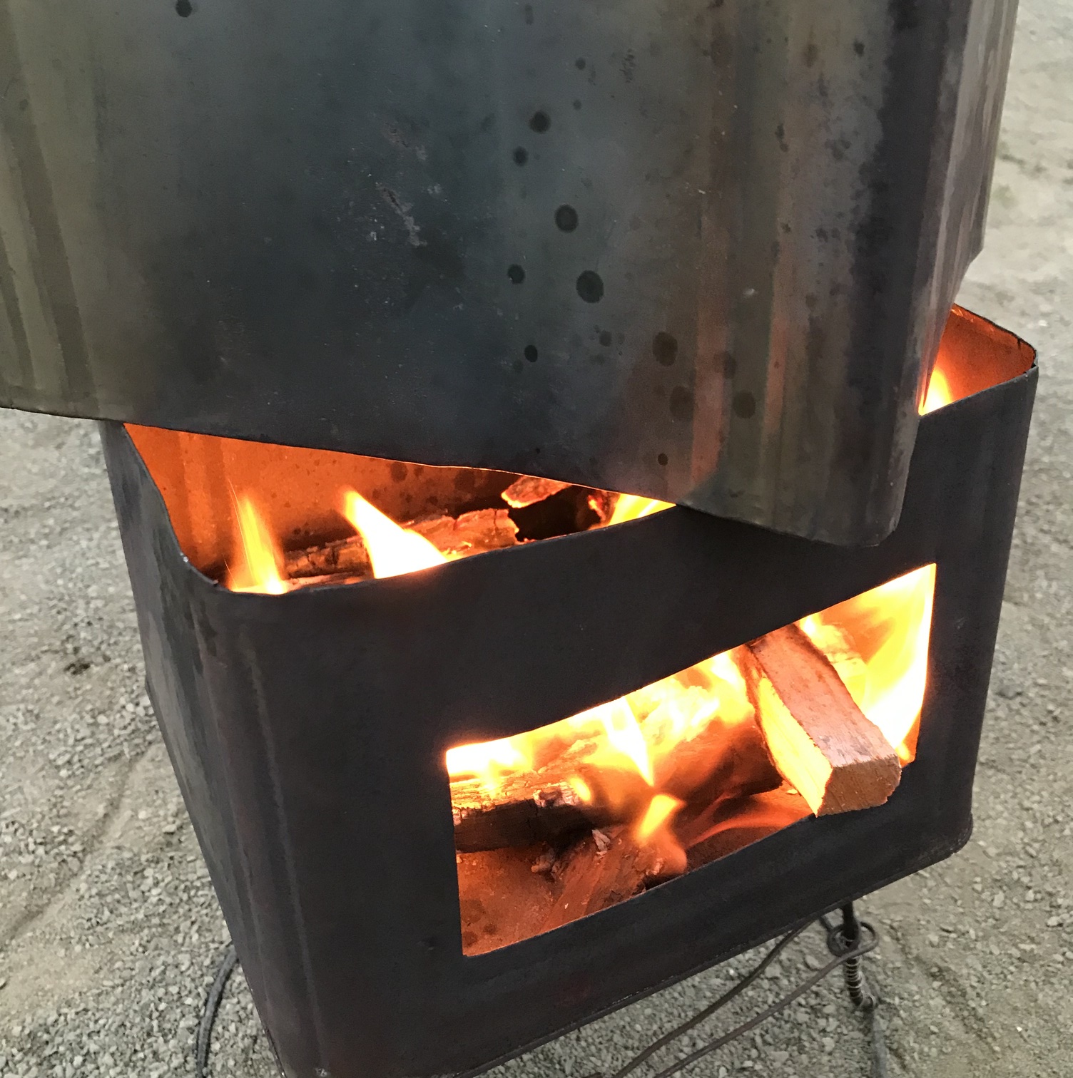 一斗缶ロケットストーブの作り方 キャンプに最適 ロケットマスヒーター構造で暖房＆調理に使える