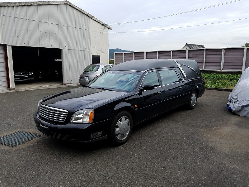 弊社ではお客様へ車両を納める際、宮型霊柩車を引き取ることがあります。今はあまり見掛ける機会も減ってしまいましたが、宮大工が生み出す絢爛豪華な装飾と圧倒的な存在感だけはいつ見ても圧倒されてしまいます。trg霊柩車宮型霊柩車写真キャデラック架装