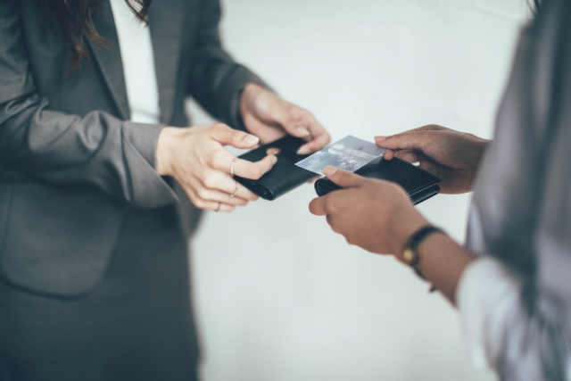 専務とは？常務との違いや仕事・役割・給料を徹底解説！ - 起業ログ