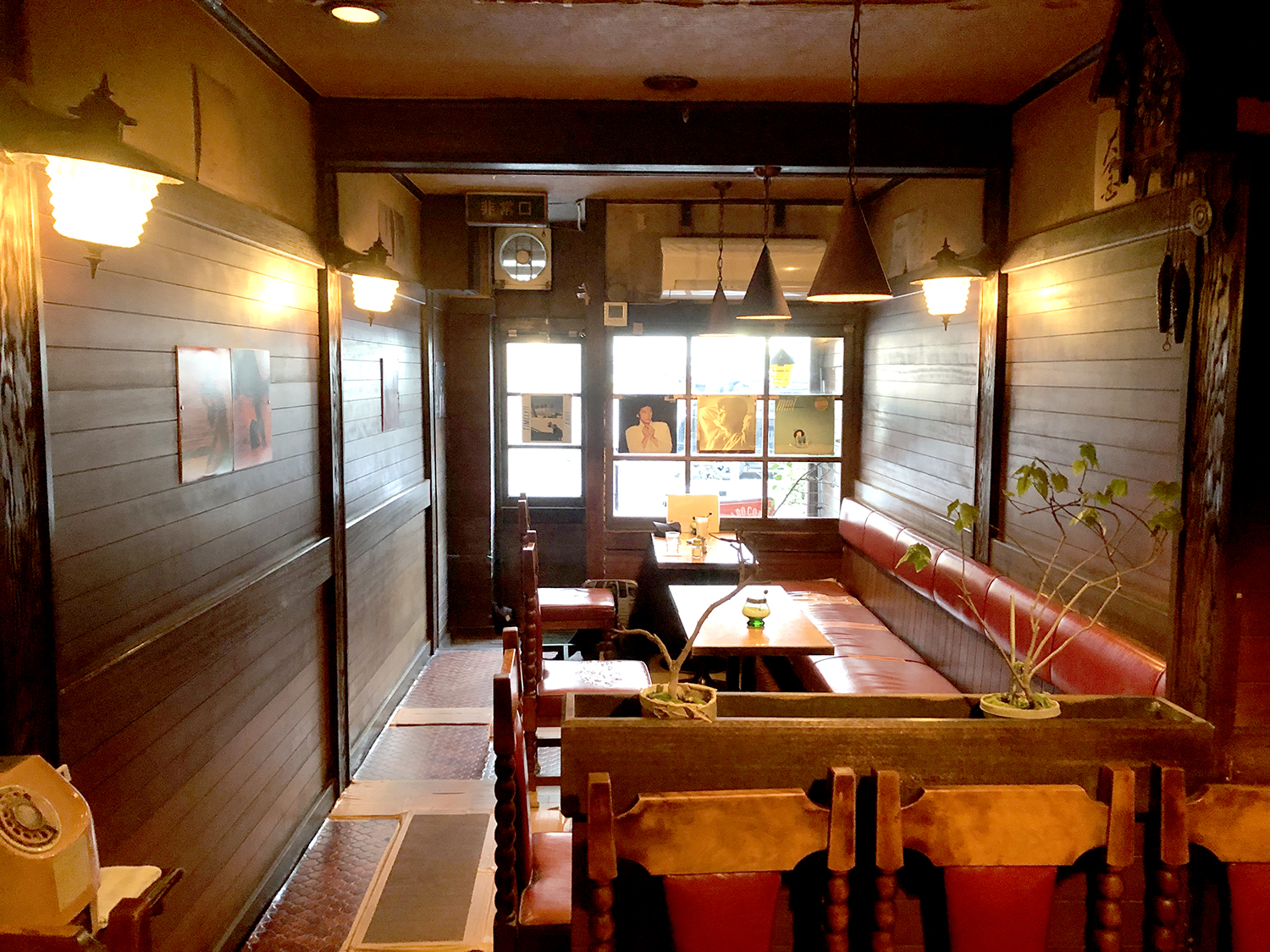 さっき香川で行った、喫茶店良かったなぁ店内で役目を終えた電話ボックスが「まちの図書室」になってた☎️→📚 お店が街を育てる。お店が伝えたいメッセージは、本を数冊置くだけでも伝えられるから便利だね。 カフェテラス峠