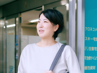 作業着から街のアイコンへ。 既存の素材から再生素材へ。 ヤマト運輸100年の歴史を纏い、新たな100年へと進化する為の制服。コーポレートカラーを全面に出し、日常の中でヤマトグループがアイコンになっていく。 ヤマトの従業員を見かけない日は無いし、多種多様の人々が