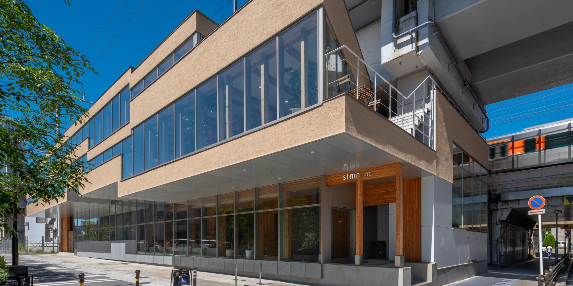 現代の小規模オフィスの建物の外観の写真素材・画像素材 Image 30919488