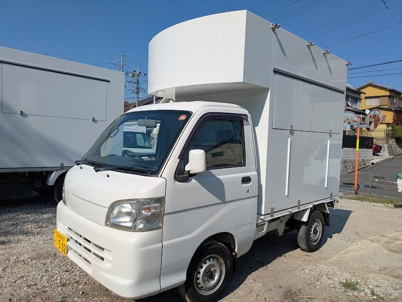 移動販売をする竿竹屋の軽トラのイラスト素材100309069- PIXTA