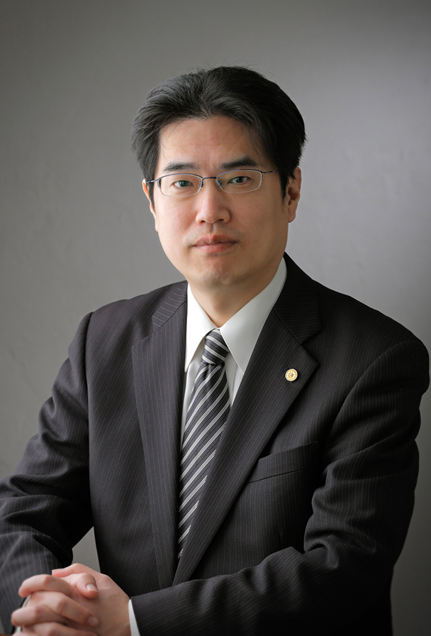 士業様のビジネスプロフィール写真撮影にお越しいただきました。紺のスーツがビシッと決まっています。士業様のお写真は信頼感と安心感が伝わるようなお写真だと、いいと思います。優しい笑顔で撮影に臨んでくださいました。ビジネスプロフィール写真撮影大阪