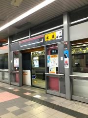 LCDによる表示装置に更新された 広電横川駅 2022.03 | AND