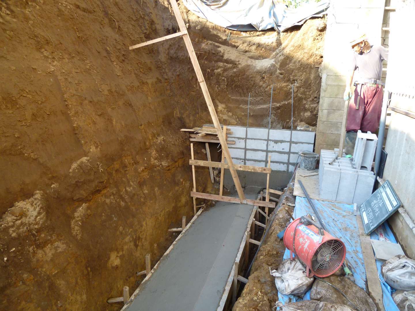 こんにちは、石州石工興業です。, 間知ブロック積みの、胴込め裏込めコンクリート打設状況の説明になります。,その前にざっと、今の現場での間知ブロック積み工事の流れを説明します。, ①ブロック積む, ②型枠建てる, ③砕石を入れて平らに均す,④ブロックと型枠の間にコンクリートを入れる, ➄型枠抜く, ⑥硬化後に砕石を転圧する, ①に戻る, こうやって書くと簡単そうだな・😅,