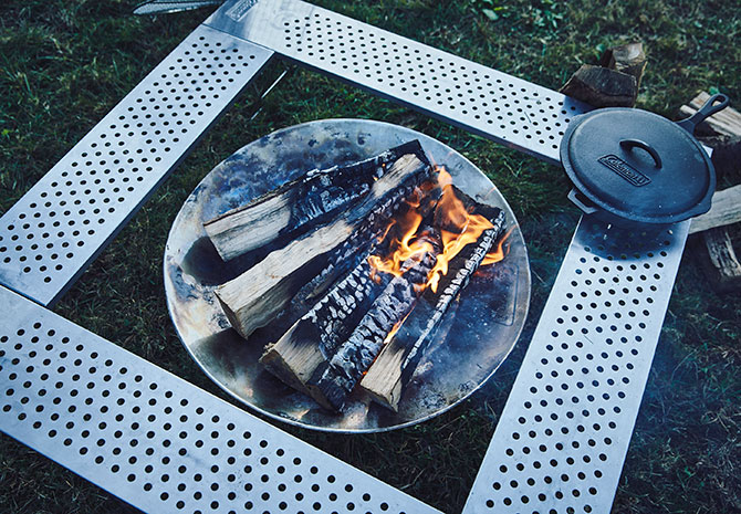 焚き火台はコールマンのファイヤーディスクを使ってます🔥 で、蓋を自作。 といっても、合いそうな大きさの鍋蓋を買ってきて、色を塗っただけ😅これの良いところは、熾になった炭の上から蓋すると、そのまま火消し壺になるというスグレモノなんです✨ これは便利ですよ