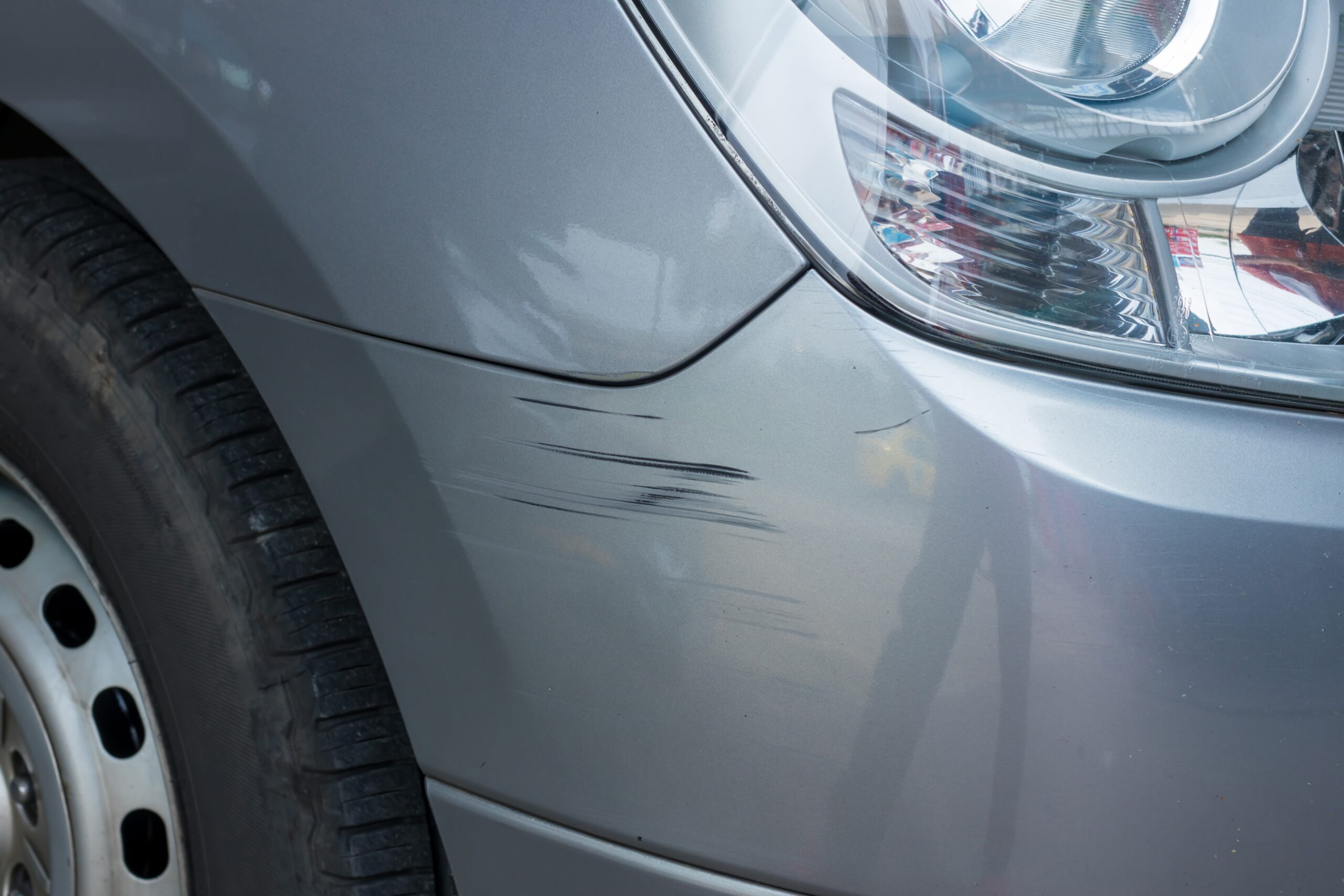 車の擦り傷修理代はいくら？コンクリートで擦った時の費用、DIYとプロの料金を比較格安板金塗装 池内自動車