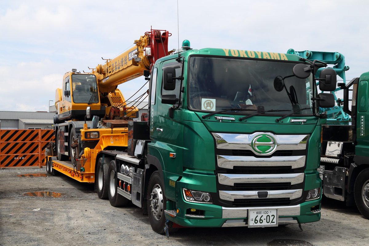 木材倉庫街を走る山広さんのトレーラー山広山広運輸興業トレーラートレーラー輸送電車輸送廃車廃車陸送陸送メトナナメトナナ陸送鉄道車両輸送鉄道車両陸送いすゞいすゞギガギガ低床トレーラーマルチトレーラ