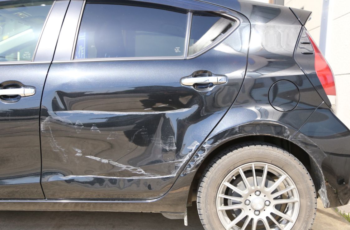 ハイエースの鈑金修理 ガードレールにぶつけ切れてしまった。朝霞市・志木市の鈑金 板金 塗装・事故車修理・自動車トラブルならムーヴカー秋ヶ瀬店へ