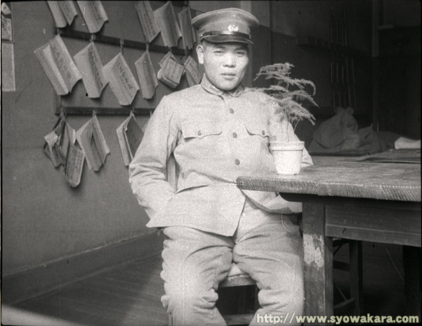 アンティーク絵葉書専門店 ポケットブックス軍隊生活 内務班内兵卒の就床 *傷み有り