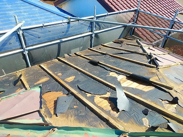 トタン屋根の雨漏りは自分で直す！再発しない補修方法を徹底解説 -ゼロ円 雨樋修理、屋根リフォーム、雨漏り対策の「修復ラボ」