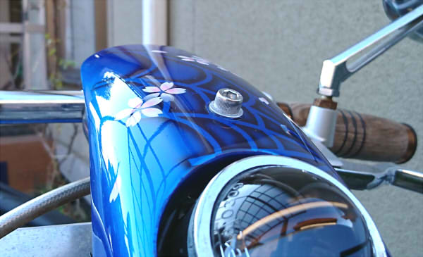 ハーレー ガソリンタンク ハーレーダビッドソンのガソリンタンクペイント♠️グレーのベースカラーにバーアンドシールドと♠️のみのシンプルなカラーリング。victorycustompaintの文字は入ってないけど「♠️」で「victorycustompaintのペイントだ」というのを表す