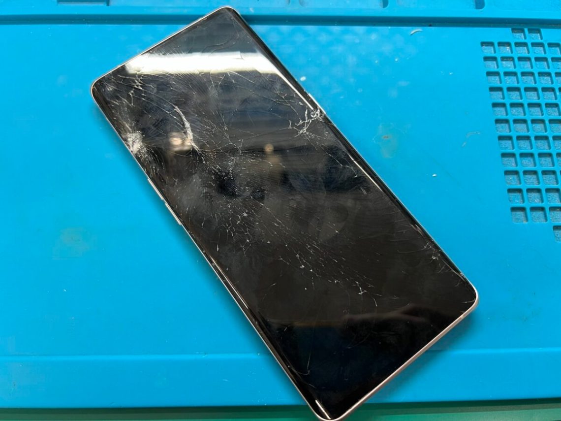 iPhone SE 第3世代 の画面割れ修理の方法・費用・修理風景スマホ修理王 はiPhone・スマホ即日修理