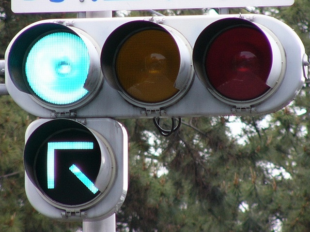 青信号の意味ないじゃん！」 なぜ矢印が全方位に点灯するのか？ 信号機のややこしい意味くるまのニュース