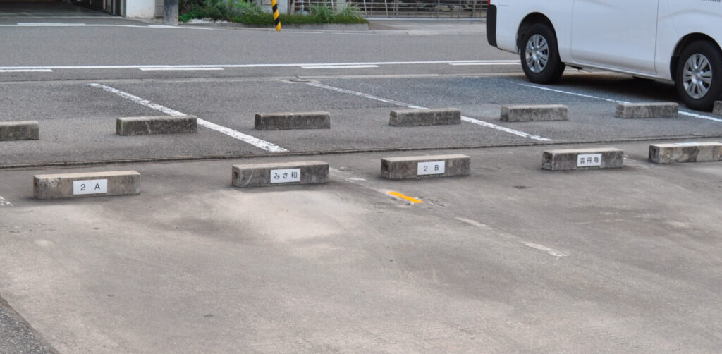 コインパーキングの車輪止めの写真素材FYI05111807ストックフォトの Qlean Market キュリンマーケット