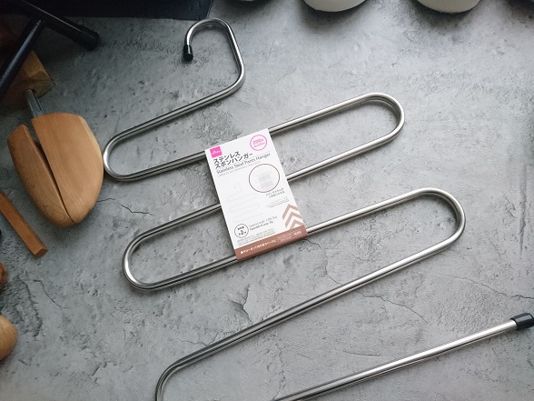 ダイソー 「スカート＆スラックスハンガー」は省スぺで4着収納できる優れもの！子ども服の整理にもぴったり◎イチオシichioshi