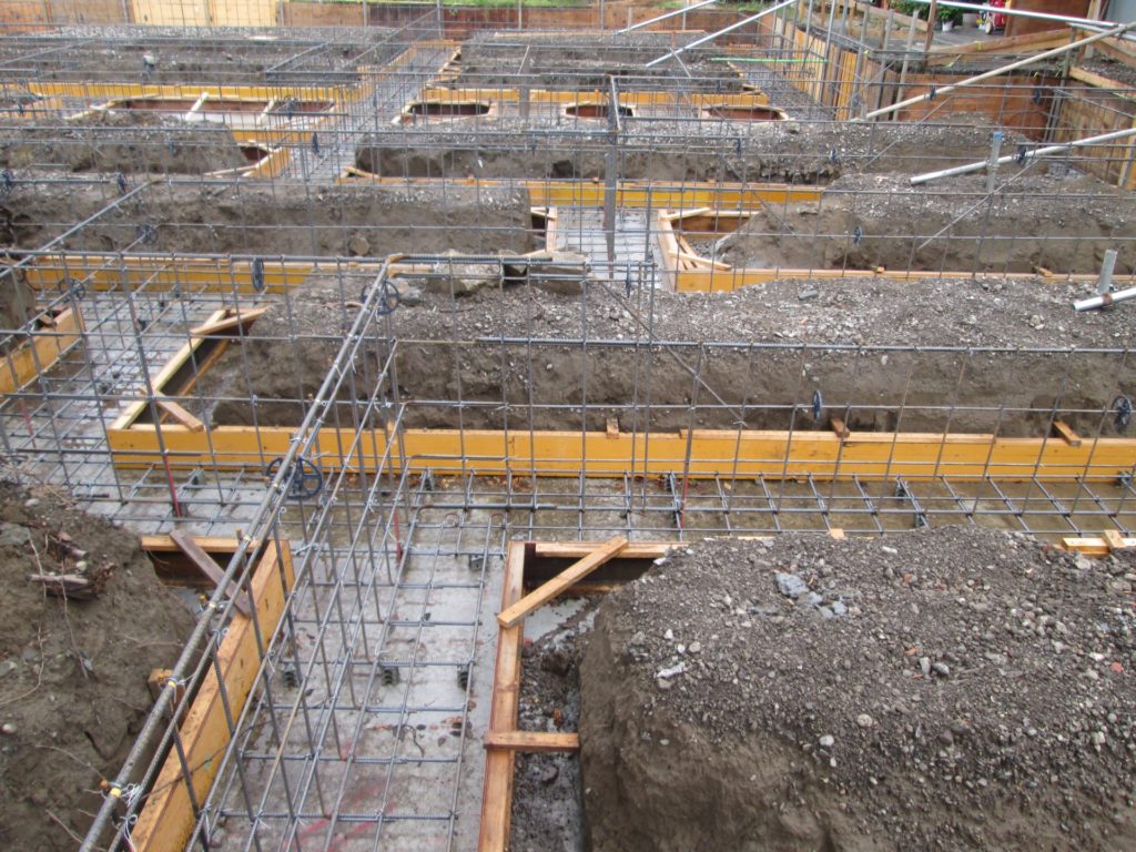 基礎工事・根切、捨てコンクリート打設状況岡崎市立翔南中学校建設工事住宅から公共施設建設の丸ヨ建設工業株式会社