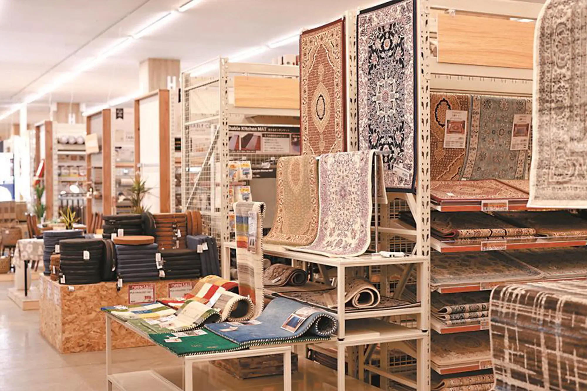 お知らせ ジョイフル本田新田店様にて６ftコンテナが期間限定で販売中です！ ・バイクガレージ ・ガーデニング用品収納庫 ・災害用備蓄庫・タイヤ、季節用品収納庫 ・おしゃれな物置 防犯性が高く、ちょうどいいサイズのコンテナが ジョイフル本田新田店様にて販売開始