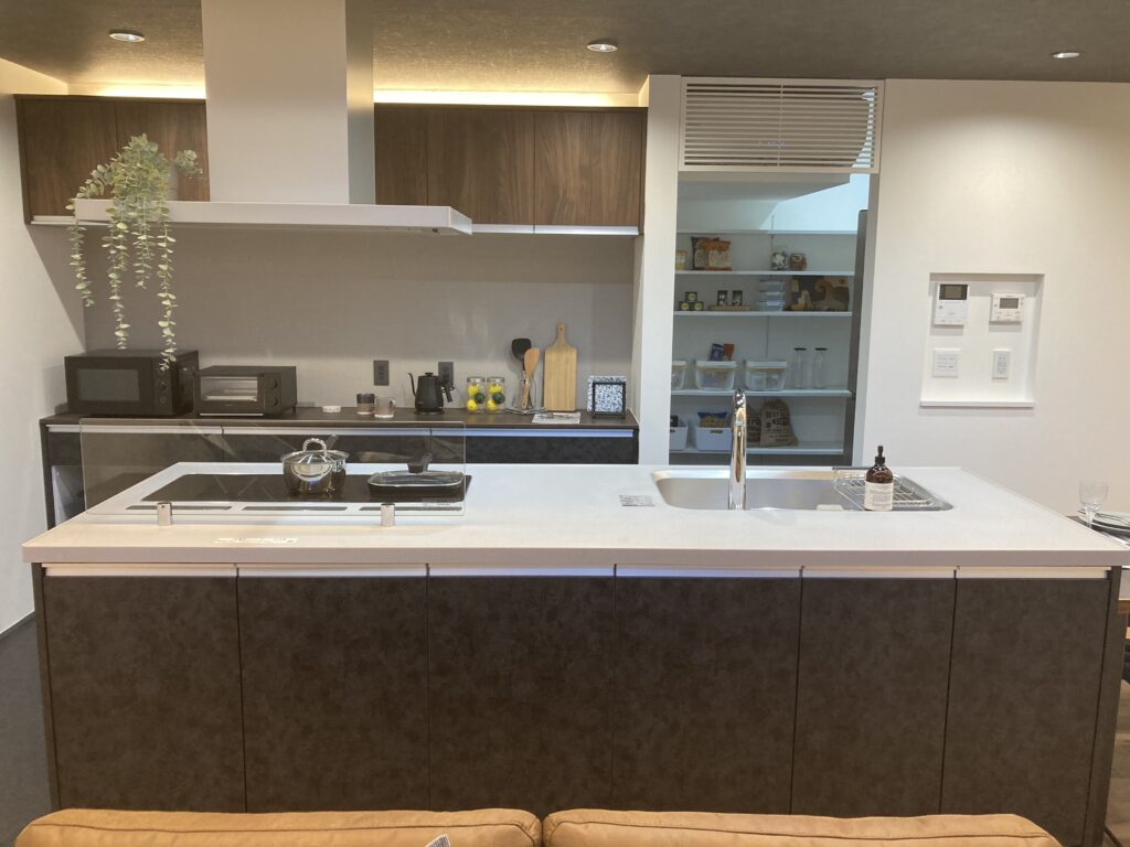 パナソニックシステムキッチンは「Lクラス」「ラクシーナ」「リビングステーション V-style」の3つのグレード。特徴や価格、評判を徹底解剖！ゼロリノベジャーナル