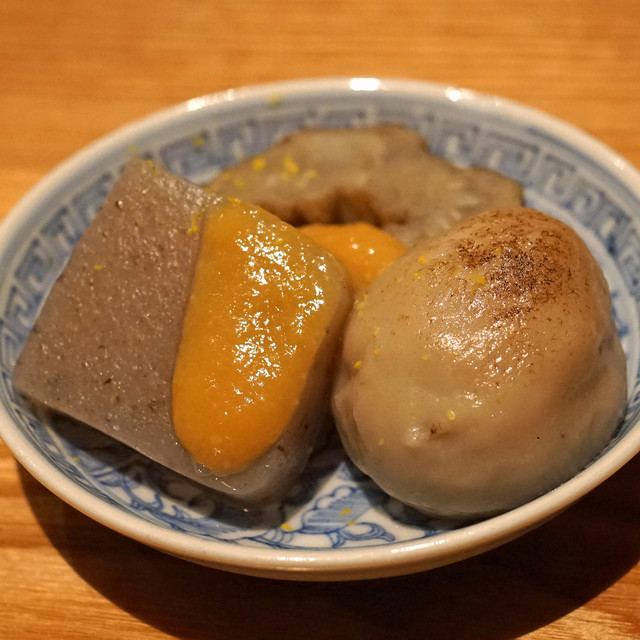 根津「たけもと」割烹料理屋の美味しいお刺身と肴。そして「民謡の店おばこ」、さらにガールズバーをハシゴした。 - 元祖 カレー研究家 小野員裕