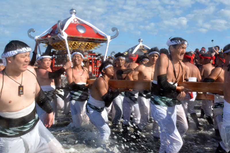 愛知・国府宮はだか祭のテレビ生中継『ポロリ』でネット上騒然「絶叫した」祭りの迫力に「感動」の声も：中日スポーツ・東京中日スポーツ