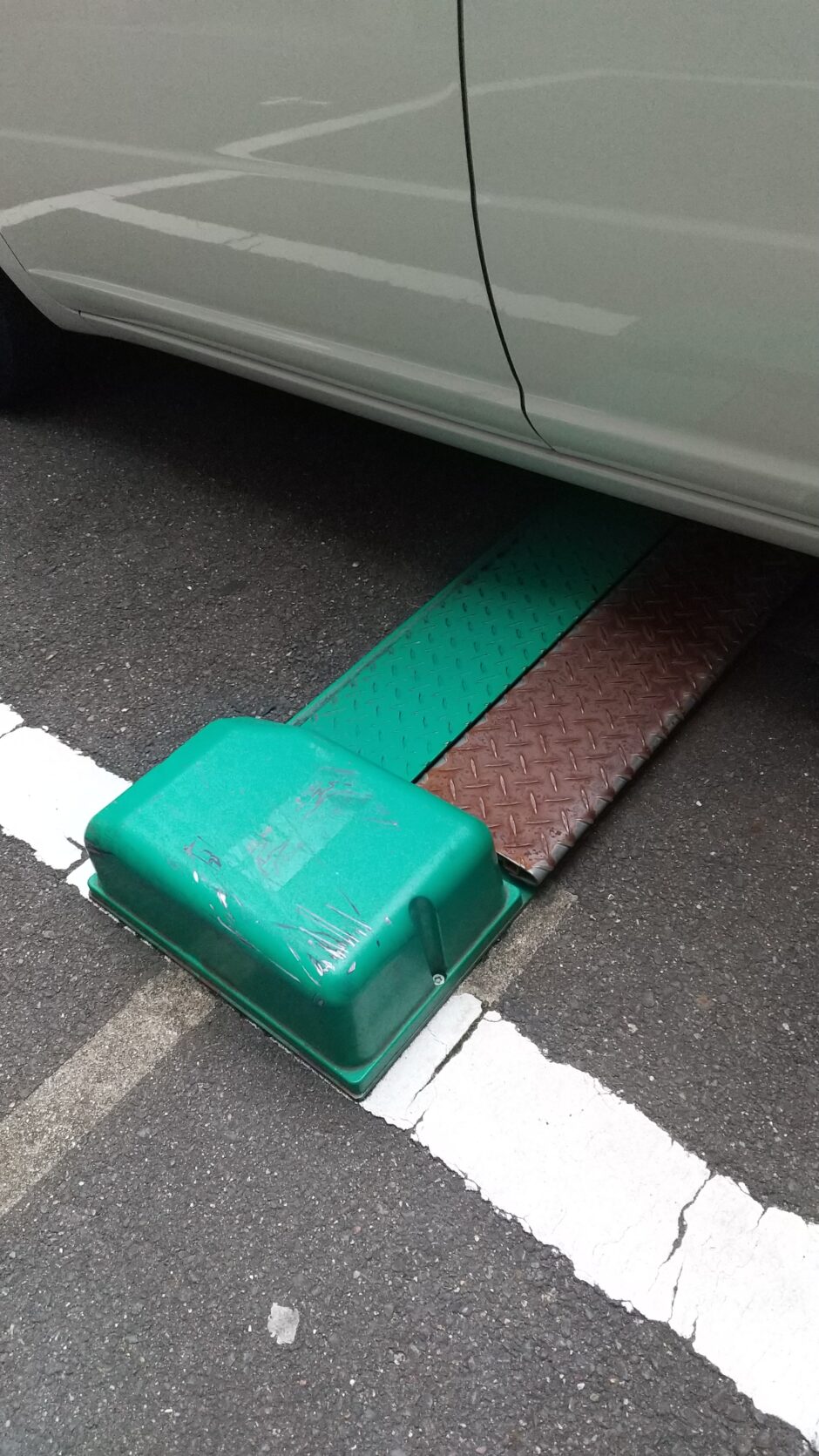 コインパーキングのロック板とは？仕組みやほかの種類についても解説 三井のリパーク